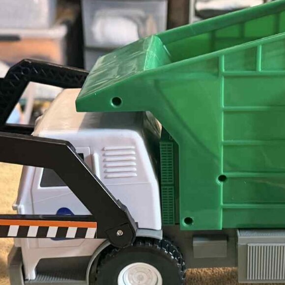 Funrise plastic battery operated Bulldozer - Picture 3 of 9